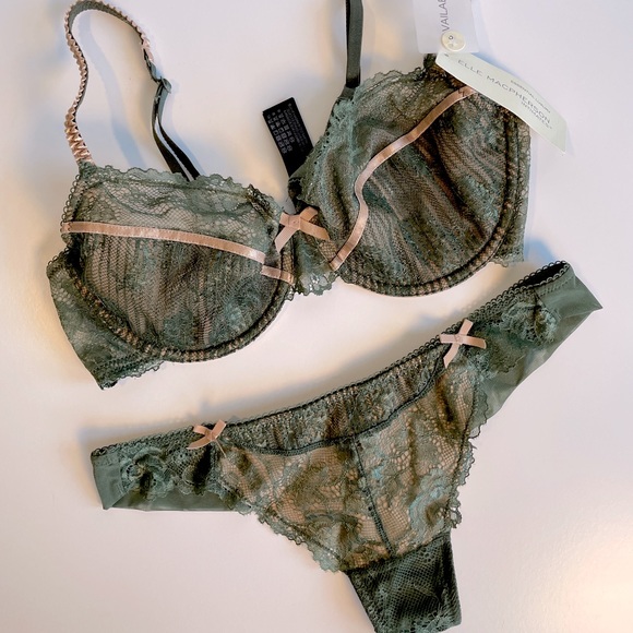 ELLE MACPHERSON Other - NWT ELLE MACPHERSON Bra/ Panty Set 34D small